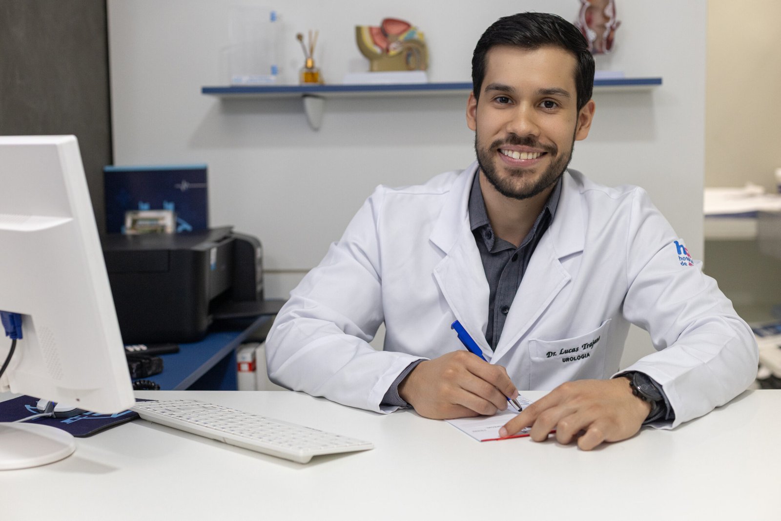 Dr. Lucas Trajano atendendo no consultório
