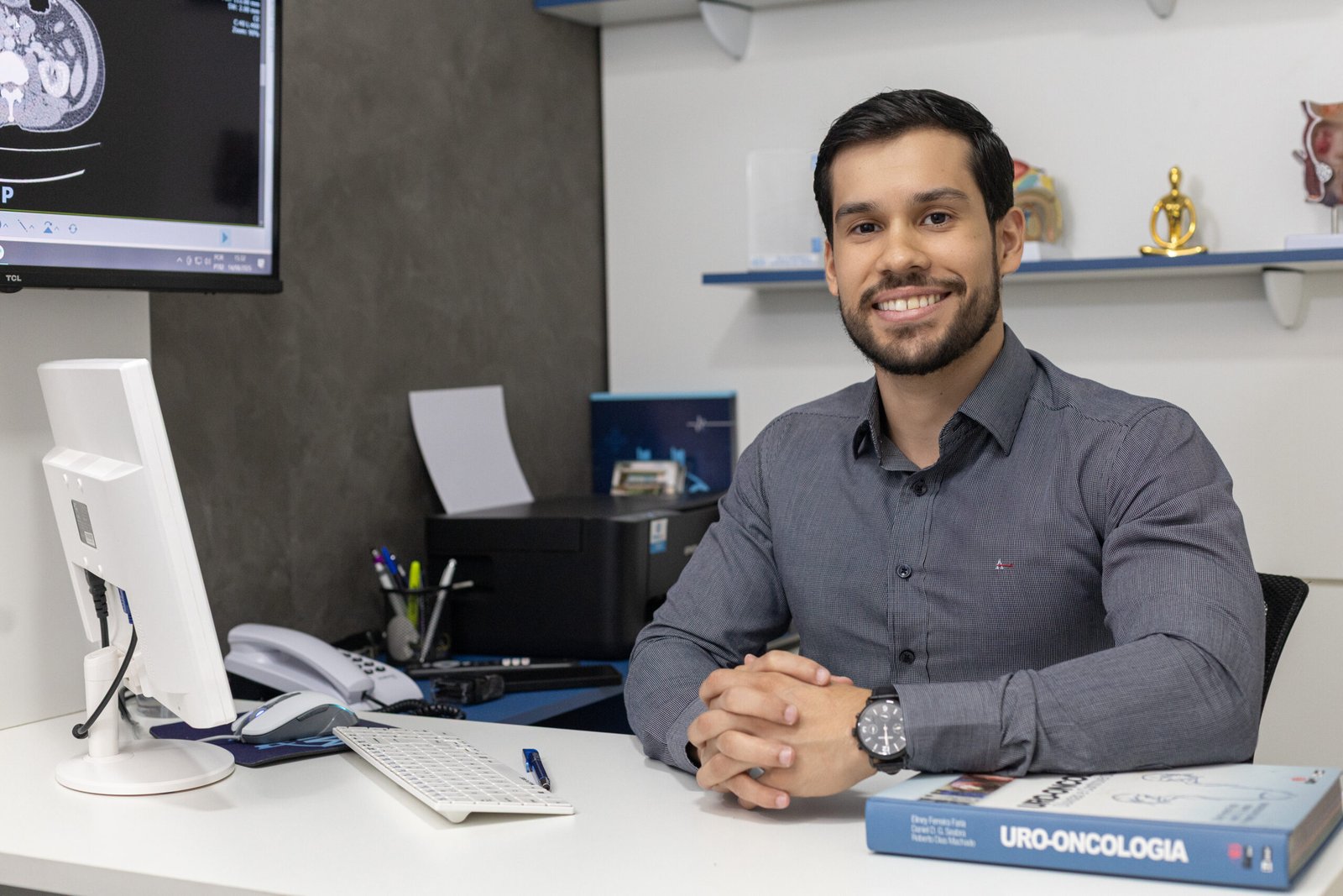 Dr. Lucas Trajano no consultório, em Petrolina